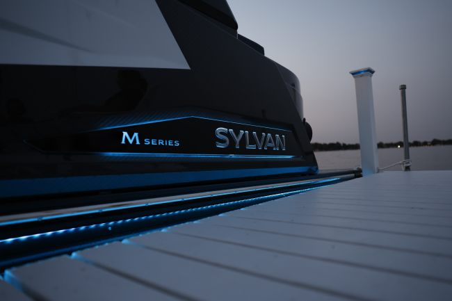Sylvan Pontoon Boat M5 CLZ DC